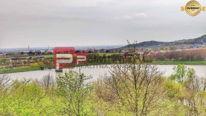 Jarní pohled na přírodní oblast kolem vodní nádrže v Pezinku, pozemky - bydlení.
