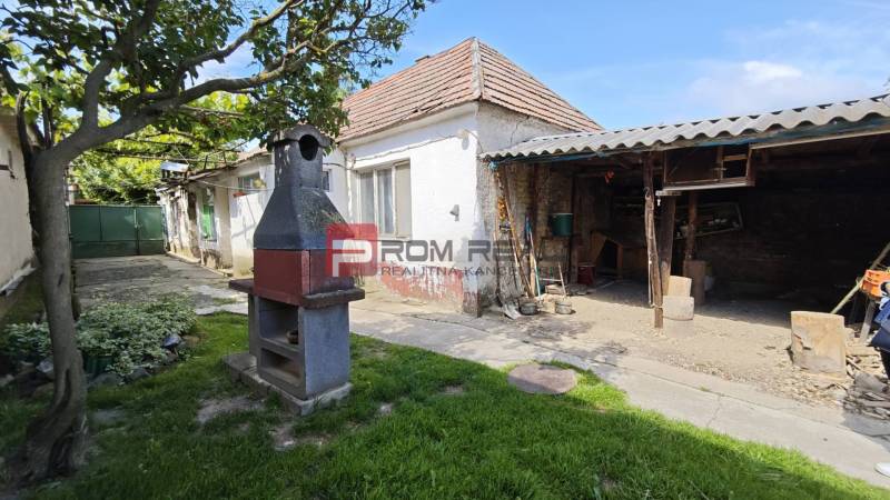 Na dvoře v centru Dolních Orešan je zahradní krb a altán. Pozemky - bydlení.