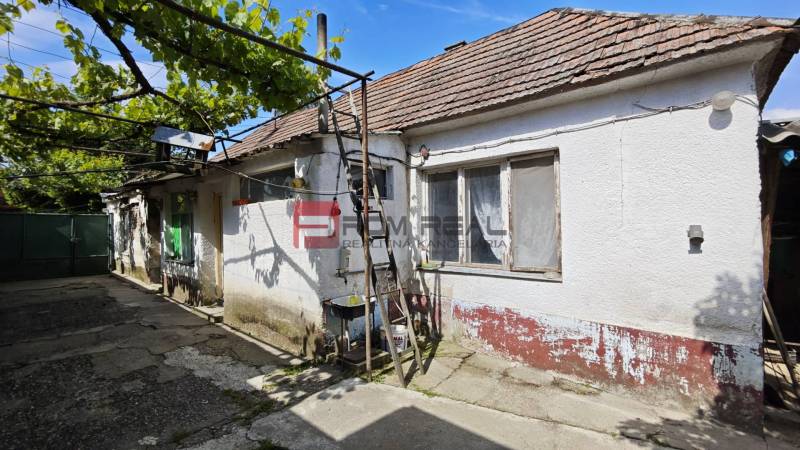 Dům na prodej v Dolních Orešanech, centrum, Pozemky - bydlení, s vinohradní pergolou.