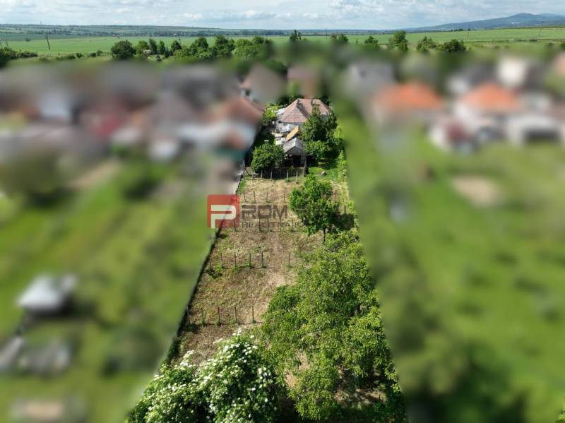 Pozemky - bydlení v Dolních Orešanech v centru, obklopené přírodou a venkovskou atmosférou.