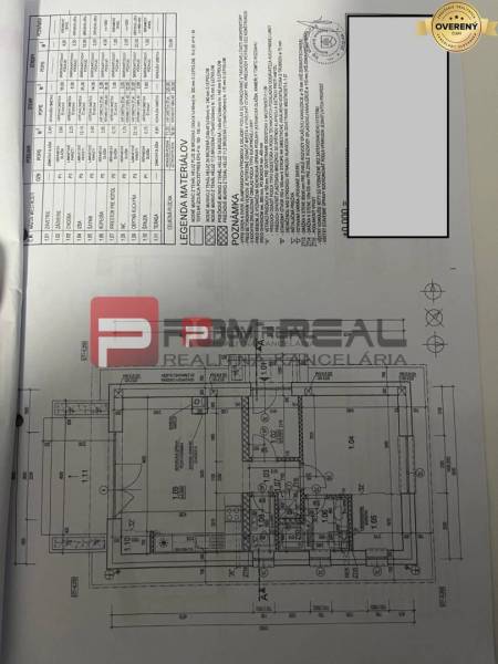 Půdorys rodinného domu s detailními technickými specifikacemi a legendou materiálů.