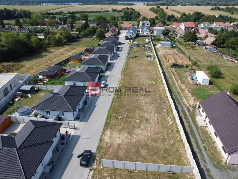 Štefanová nabízí pozemky na bydlení s rodinnými domy v klidné lokalitě.