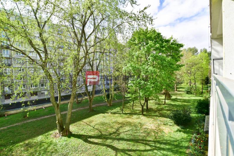 Výhled ze 3pokojového bytu na zelený park v centru Pezinku.