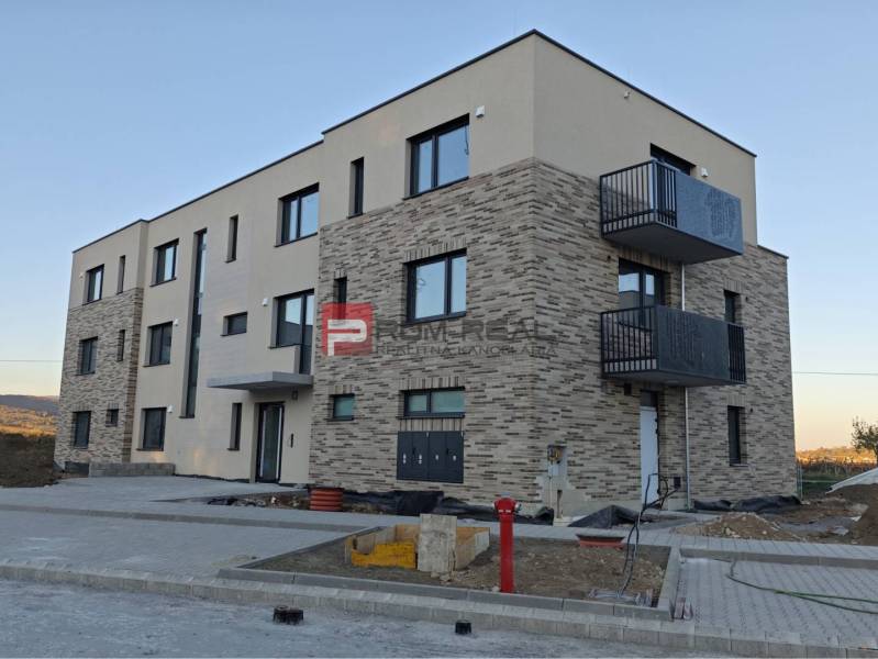 Novostavba s cihlovým obkladem na ulici v Pezinku zahrnuje 2-pokojové byty.