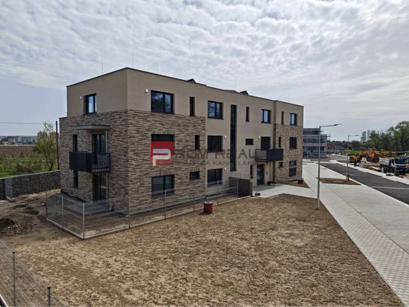 Novostavba na ulici v Pezinku, nabízející 2-pokojové byty se zajímavou architekturou.
