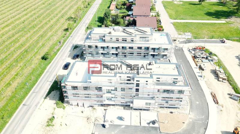 Stavební projekt na Limbašské cestě v Pezinku, přilehlé vinice.