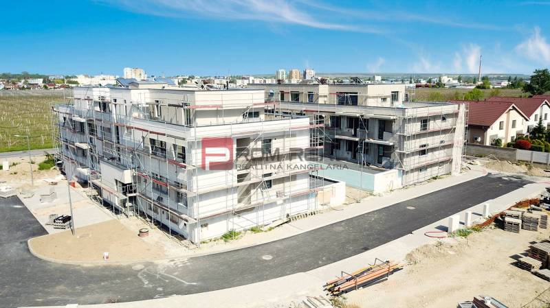 Výstavba bytového komplexu na Limbašské cestě v Pezinku, nabízející 2-pokojový byt.