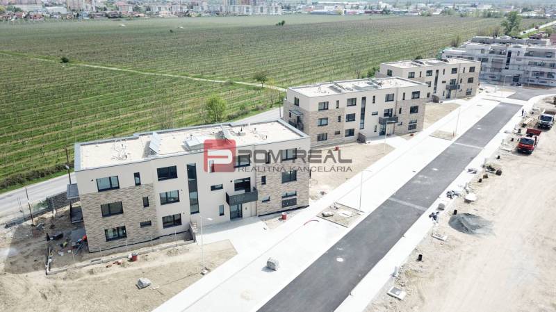 Novostavby podél Limbašské cesty v Pezinku s výhledem na vinice, 2-pokojový byt.