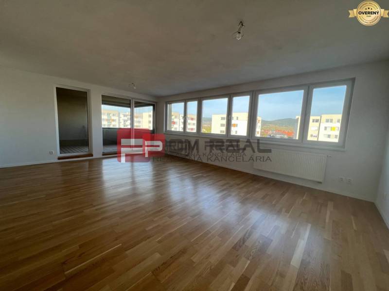 Velký prostorný pokoj se světlými parketami, okna s výhledem, 4pokojový byt.