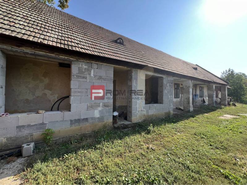 Nedokončená stavba na pozemku pro bydlení, Hlavní ulice, Viničné.