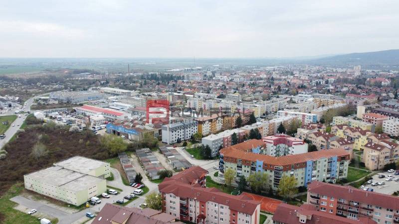 Pezinok z pohledu Muškátové ulice nabízí pohled na okolí a garáže.