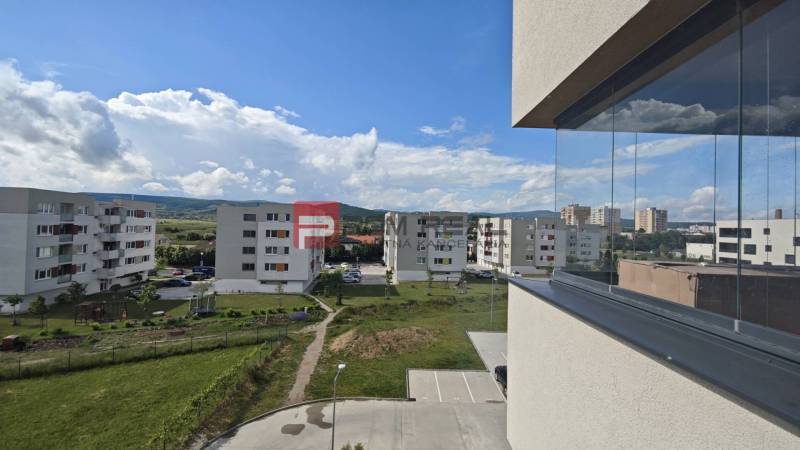 Pohled z balkonu 4pokojového bytu na Obchodní ulici v Pezinku, výhled na sídliště.