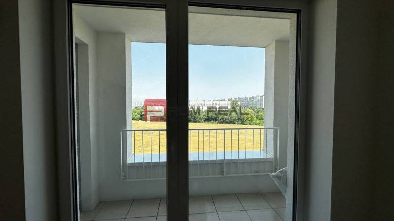 Balkon s výhledem do okolí v 2pokojovém bytě.
