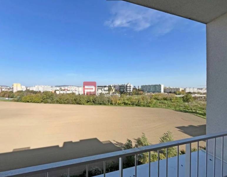 Výhled z balkonu 2pokojového bytu na Labutí v Bratislavě V s panoramatem města.