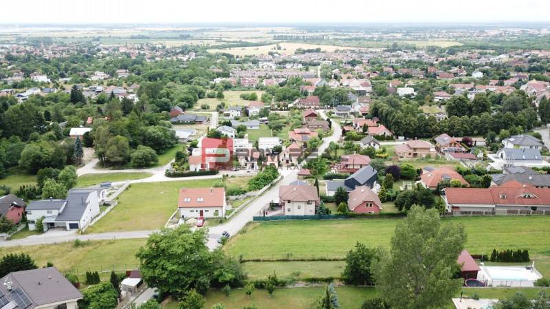 Letecký pohled na domy a zeleň v obci Marianka na ulici Na Tálkách. Pozemky - bydlení.