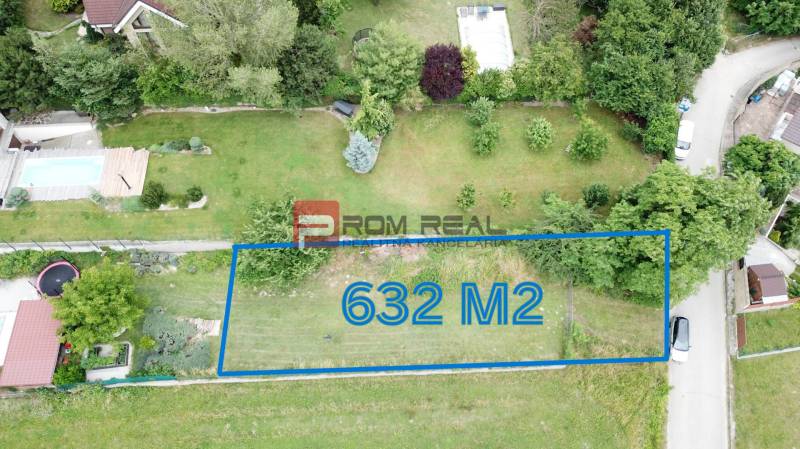 Pozemek pro bydlení v Mariance na ulici Na Tálkoch, rozloha 632 m², obklopený zelení.