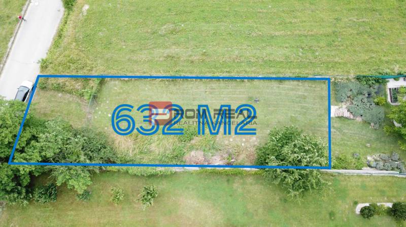 Pozemky - bydlení, 632 m² v Mariance, Na Tálkách, obklopené zelení a cestou.