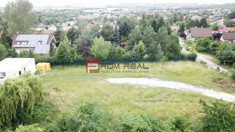 Pozemky - bydlení v Mariance na Štúrově ulici se zelení a výhledem na domy.