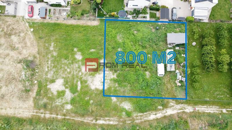 Pozemek k bydlení v Mariance na ulici Na Ovsisku, rozloha 800 m², travnatý terén.