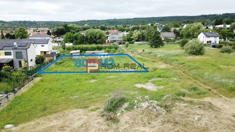 Pozemek na bydlení, 800 m2, na ulici Na Ovsisku v Mariánce, obklopený přírodou.