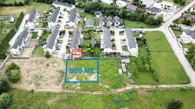 Pozemek o rozloze 800 m² v Mariance, Na Ovsisku, obklopený rezidenčními domy pro bydlení.