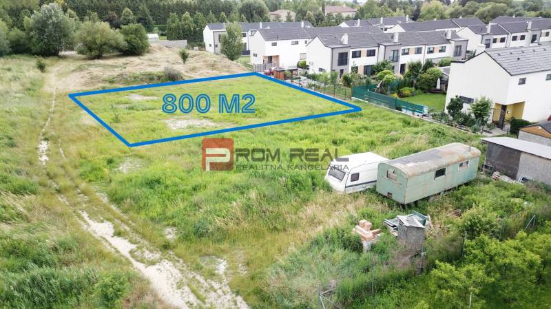 Pozemky na bydlení v Mariance na ulici Na Ovsisku, 800 m², vedle domů.