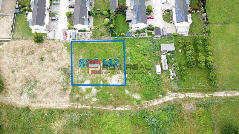 Pohled na pozemek k bydlení, Na Ovsisku, Marianka, rozloha 800 m², vedle domů.