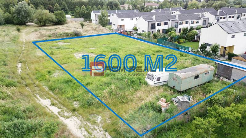 Pozemky na bydlení v Mariance na ulici Na Ovsisku, rozloha 1600 m², blízko domů.