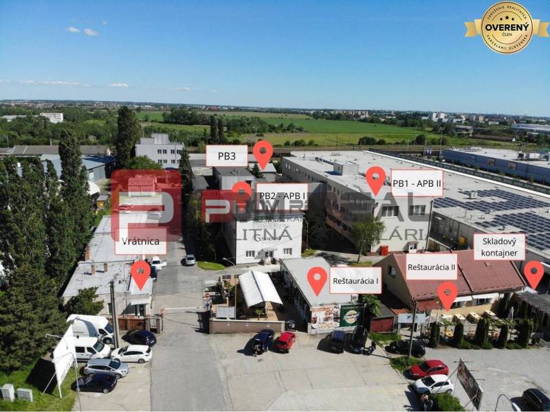 Areál skladů a hal na Púchovské ulici v Bratislavě III s příslušnou infrastrukturou.