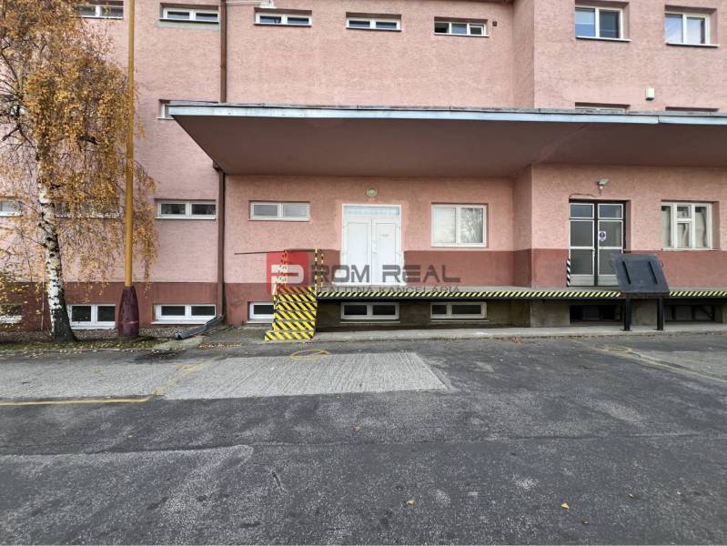 Budova s nakládací rampou na Púchovské ulici, Bratislava III, sklady a haly.