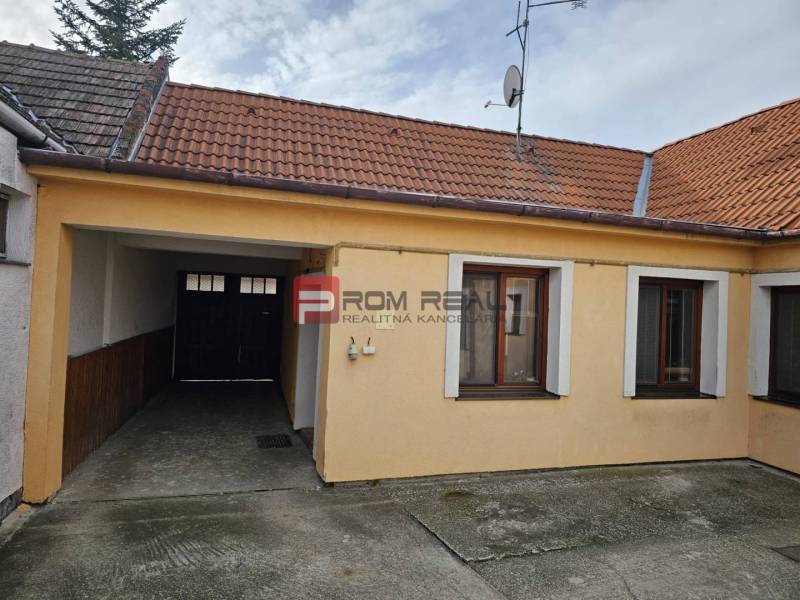 Rodinný dům na Sluneční ulici v Pezinku s garáží a satelitní anténou.