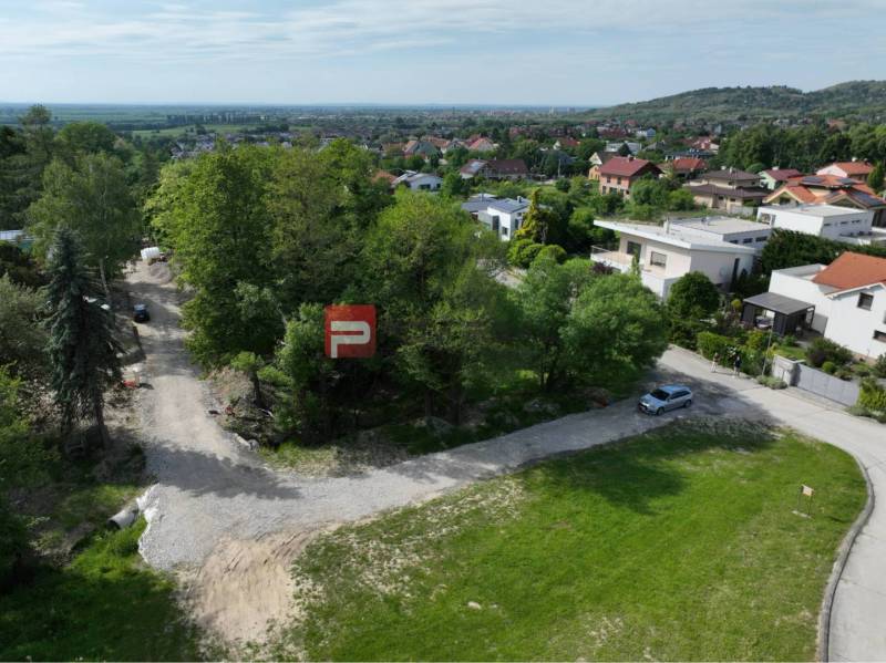 Pozemky - bydlení v Mariance na ulici Na tálkoch, obklopené zelení a domy.