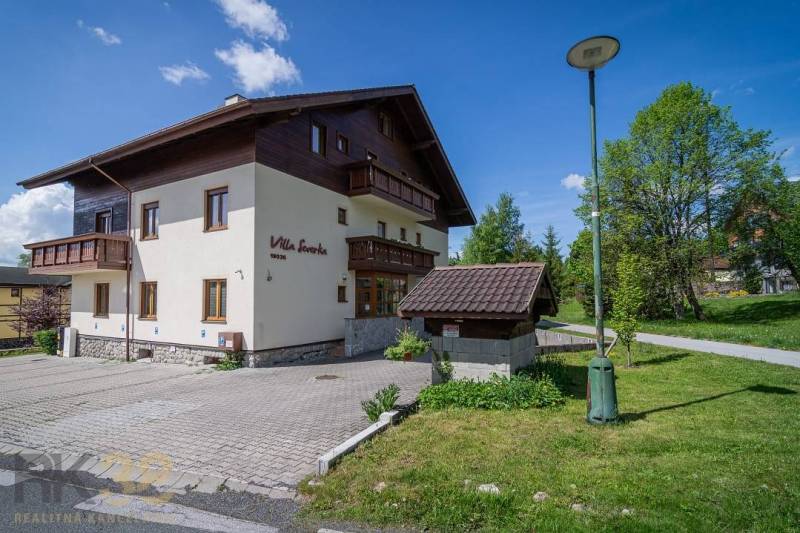 Rekreační apartmán ve Vysokých Tatrách s parkovištěm, trávníkem a slunečným počasím.