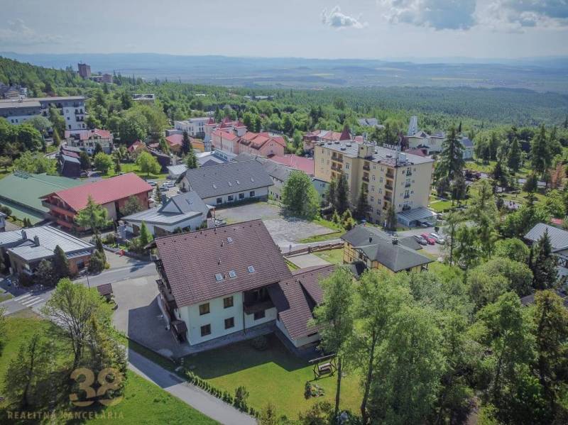 Letecký pohled na rekreační apartmány ve Vysokých Tatrách obklopené přírodou a zelení.