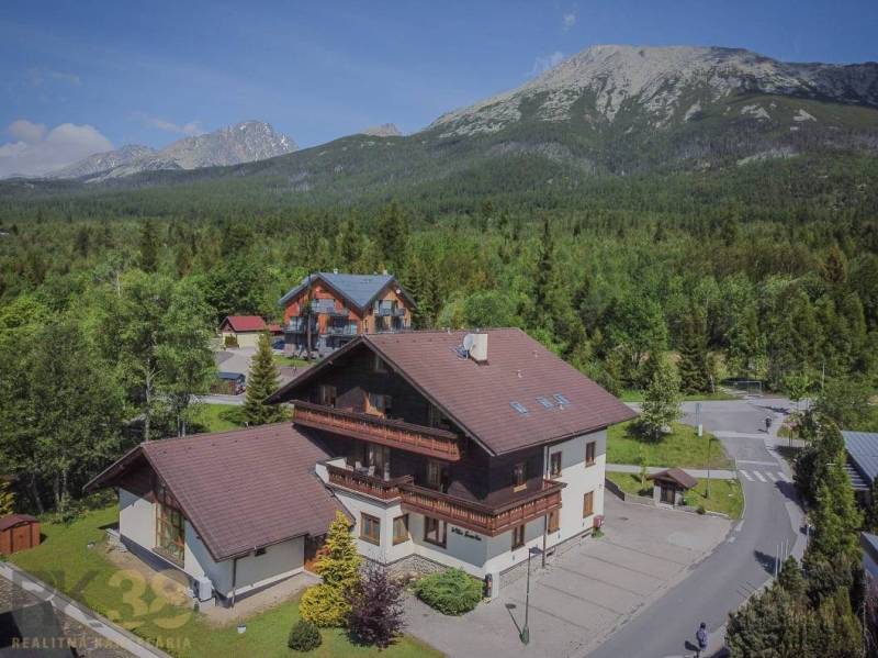 Rekreační apartmány ve Vysokých Tatrách, obklopené hustým lesem a majestátními horami.