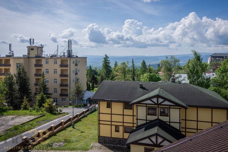 Budovy v krásném prostředí Vysokých Tater, Rekreační apartmán obklopený zelení a horami.