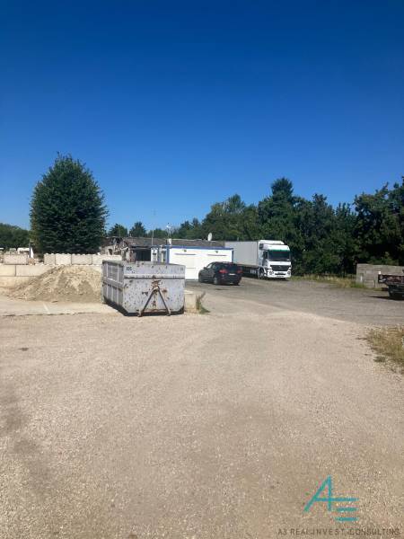 Pozemky - komerční na Popradské ulici v Bratislavě - Podunajských Biskupicích. Plocha s kontejnerem.