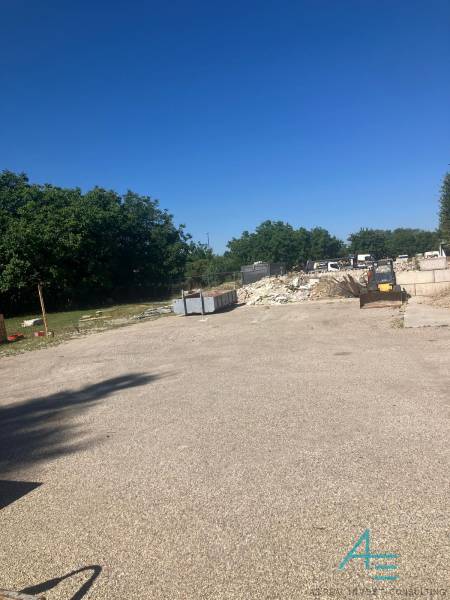 Staveniště s kontejnery a stavebním odpadem na komerčních pozemcích na Popradské v Bratislavě - Podunajských Biskupicích.
