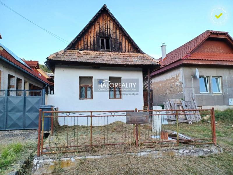 Rodinný dům v Ladzanech s tradiční architekturou, bílou fasádou a šikmou střechou.