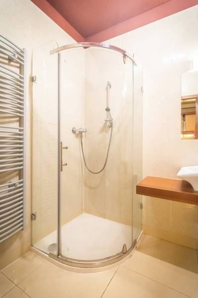 Sprchový kout a umyvadlo v koupelně Rekreačního apartmánu.