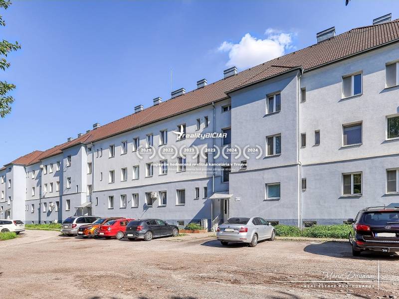 Bytový dům na Staniční ulici v Trnavě nabízí parkování pro 2pokojový byt.