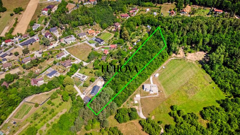 Pohled na rekreační pozemky v Púchově, Vieska-Bezdedov obklopené bujnou přírodou.