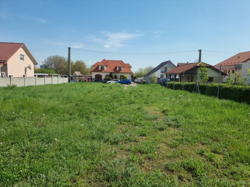 Zahrada v Cabaji-Čápore obklopená domy, vhodná pro pozemky - bydlení.