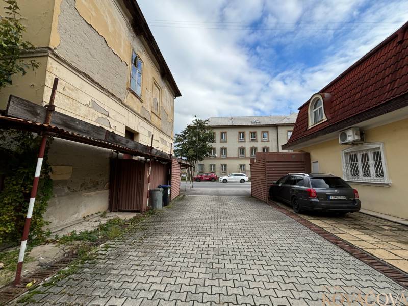Staré budovy a zaparkované auto na M.R. Štefánika v Trenčíně, Výstavba bytů.