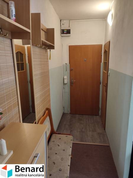 Vstupní chodba 2pokojového bytu s botníkem a věšákem.
