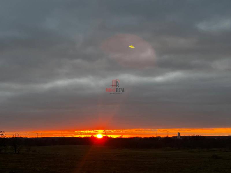 Západ slunce v Bratislavě - Devínská Nová Ves s větrnými turbínami na horizontu.