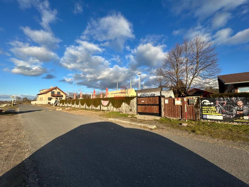 Ulice Devinske jazero v Bratislavě, Gastro prostory obklopené plotem a reklamními bannery.