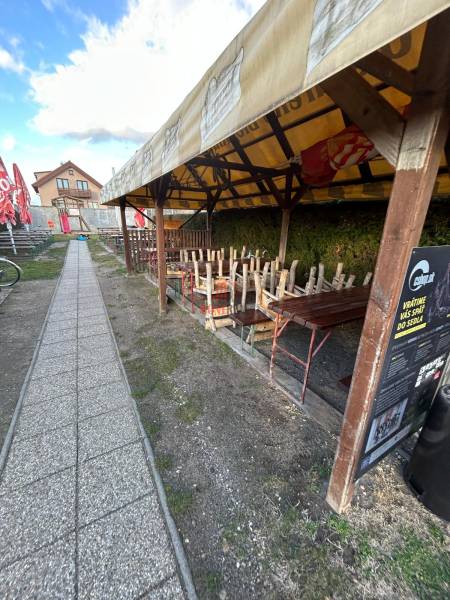 Zastřešená terasa gastro prostoru s uzavřeným sezením na ulici Devínske jazero, Bratislava.