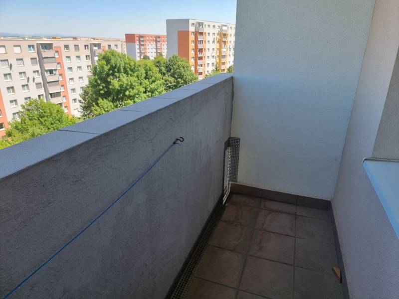 Balkon s výhledem na paneláky na Petzwalově ulici v Nitře, u 2pokojového bytu.