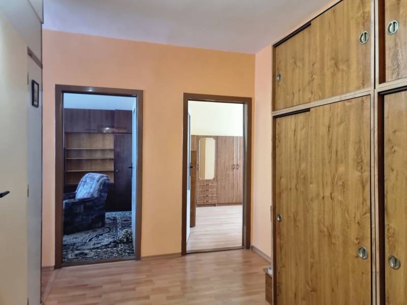 V 2-pokojovém bytě se nachází chodba s úložnými skříněmi a vstup do pokojů.